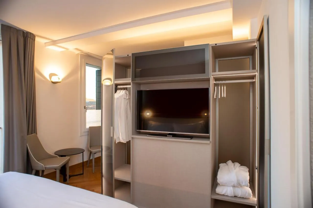 Padova Suites C20 0*,